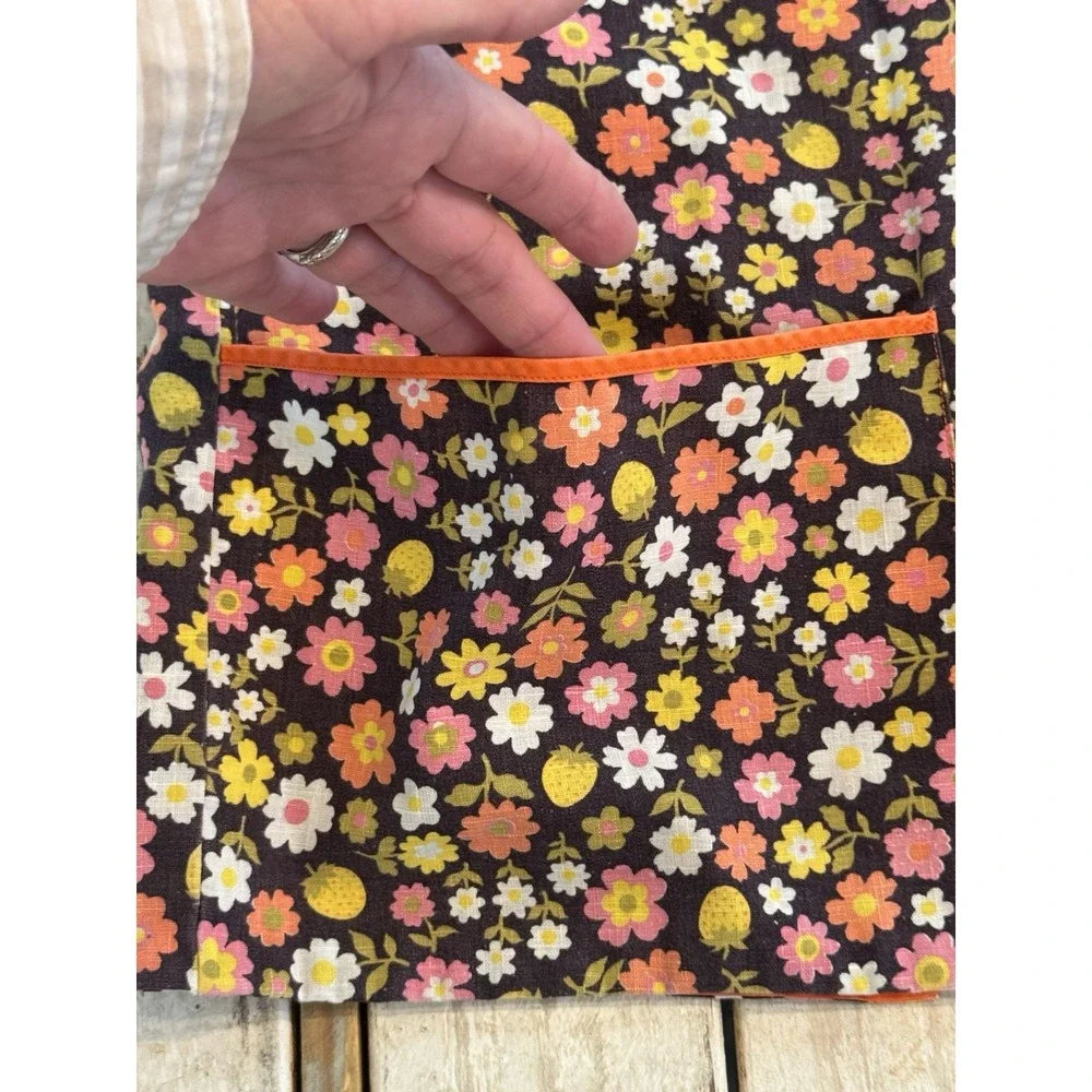 VINTAGE MCM GROOVY SMOCK STYLE ARM FLORAL PRINT REAR TIE APRON WITH POCKETS